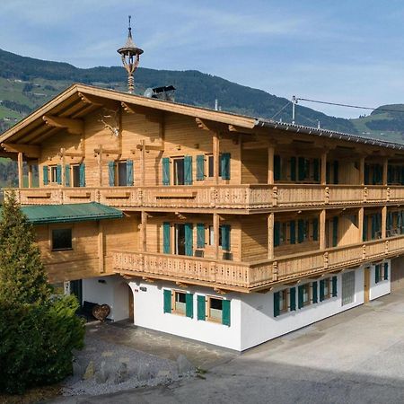 Apartment In Fuegen With A Garden Екстер'єр фото